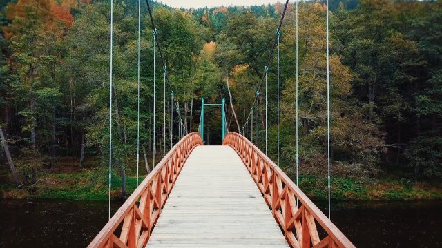 Nový most, který nechal vybudovat Karlovarský kraj, doplnil v hojně navštěvovaném turistickém místě stávající dřevěnou lávku, která je ve špatném technickém stavu. Zdroj: archiv Metrostav